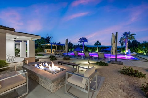 Sit by 2 outdoor Firepits and Enjoy the stars, enjoy some smores