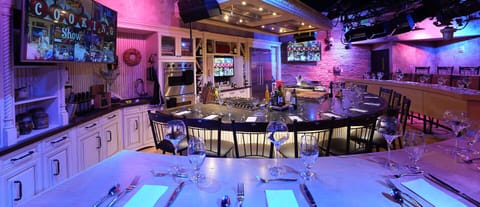 8 restaurants; breakfast, lunch, and dinner served