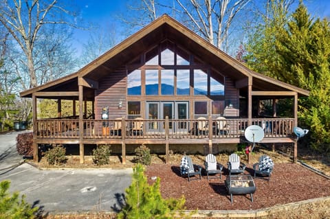 Located on a private cul-de-sac, with plenty of parking for 4-6 vehicles. 