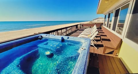Hot tub on deck overlooking the beach