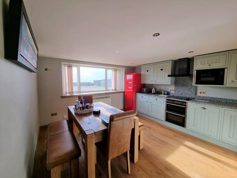 Cattleman's Bothy Kitchen & Dining Table