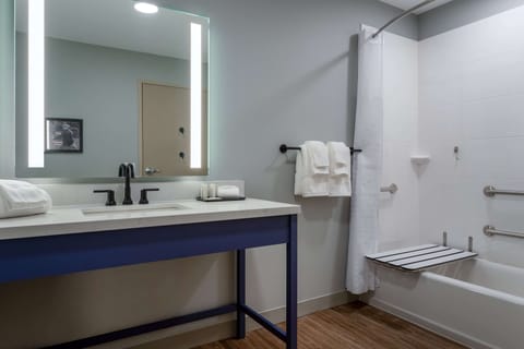 Room, 1 King Bed, Accessible, Non Smoking (Mob,Hear,Tub w/Grab Bars) | Bathroom | Free toiletries, hair dryer, towels