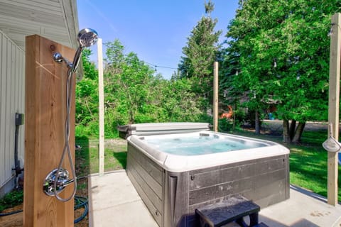 Enjoy relaxing in the hot tub!