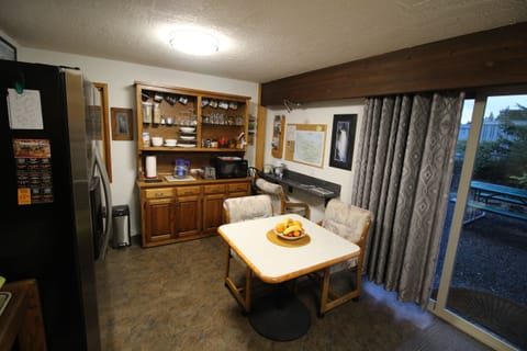 Dining nook with Park & Peninsula planning bar, relief map & guide books.