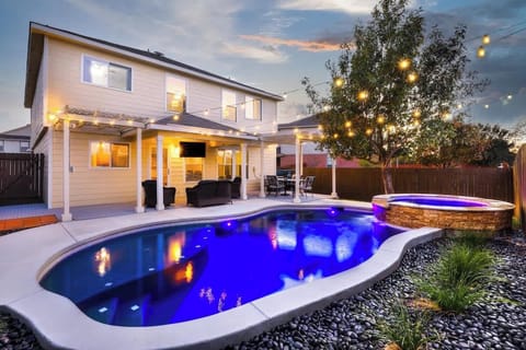 Great backyard space for your family to enjoy themselves after exploring San Antonio. This amazing pool is perfect for a quick dip or to relax in the Hot Tub
