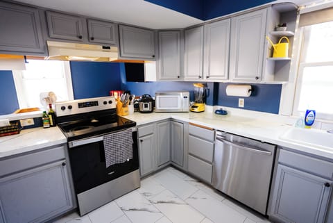 Full kitchen with breakfast bar, stainless appliances and cooking basics.