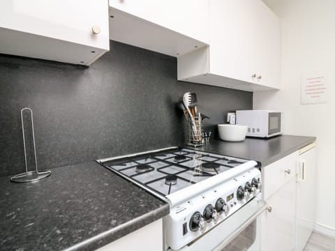 Cottage | Private kitchen | Fridge, electric kettle, toaster, cookware/dishes/utensils