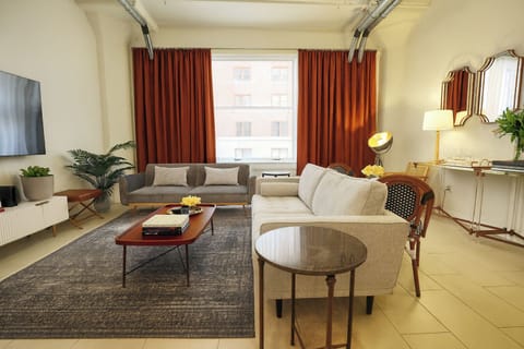 Golden Age vibe, modern comfort. Stream, relax and soak in the natural sunlight!
