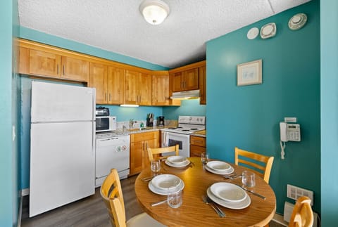 Full kitchen and dining table