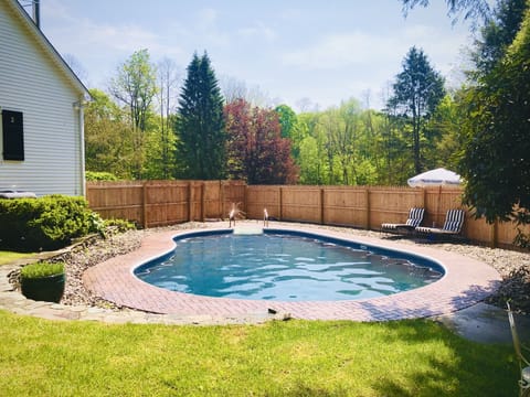 Heated Pool 
Open May 1 - October 1