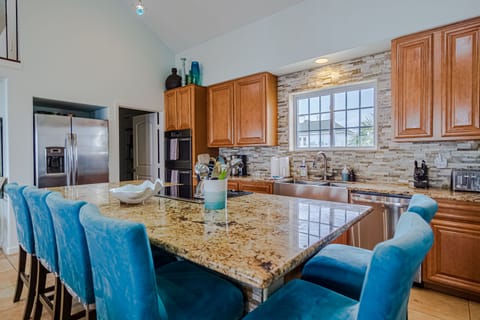 Breakfast anyone? Bar seats 6 comfortably. 