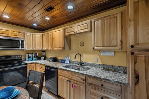 Spacious kitchen w/ smooth cooktop & large fridge