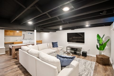 House, 3 Bedrooms | Living room | Smart TV, streaming services