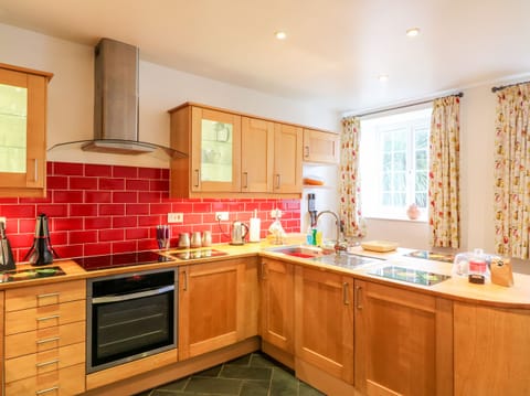 Cottage | Private kitchen | Fridge, dishwasher, electric kettle, toaster