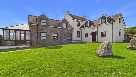 Stormy Castle - 6 Bedroom Sleeps 14 - Llangennith (10668)