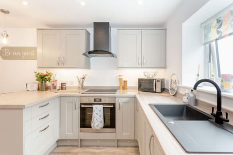 Cottage | Private kitchen | Fridge, dishwasher, electric kettle, toaster