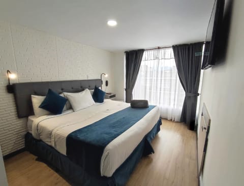 Double Room, 1 King Bed | Hypo-allergenic bedding, blackout drapes, free WiFi, bed sheets