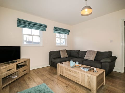 Cottage | Living room | TV, fireplace