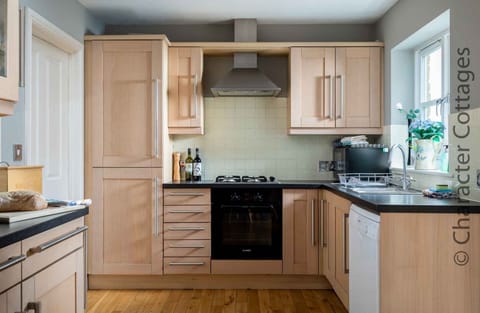 Cottage | Private kitchen | Fridge, dishwasher, electric kettle, toaster