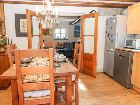 Cottage | Private kitchen | Fridge, dishwasher, electric kettle, toaster