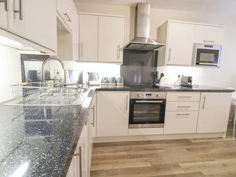 Cottage | Private kitchen | Dishwasher, cookware/dishes/utensils