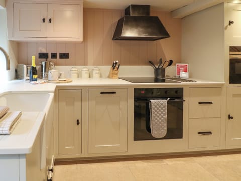 Cottage | Private kitchen | Fridge, dishwasher, electric kettle, toaster