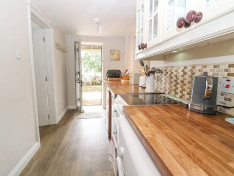 Cottage | Private kitchen | Dishwasher, cookware/dishes/utensils