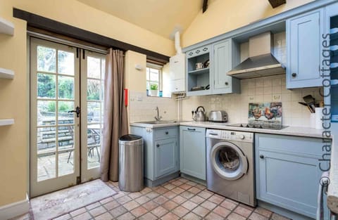 Cottage | Private kitchen | Fridge, dishwasher, electric kettle, toaster