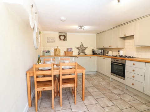 Cottage | Private kitchen | Dishwasher, cookware/dishes/utensils