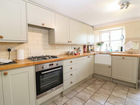 Cottage | Private kitchen | Dishwasher, cookware/dishes/utensils