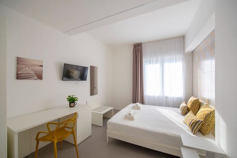 Standard Double Room, Ensuite, City View