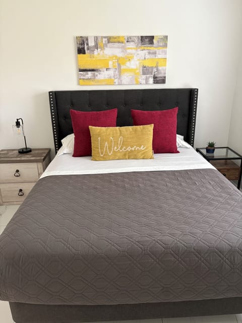 Bedroom 1 - Queen Bed