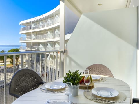 Sky, Table, Tableware, Daytime, Property, Building, Dishware, Lighting, Interior Design, Plate
