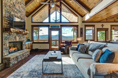 Luxury 3br/3.5ba Blue Ridge cabin rental with Great Views and Hot Tub