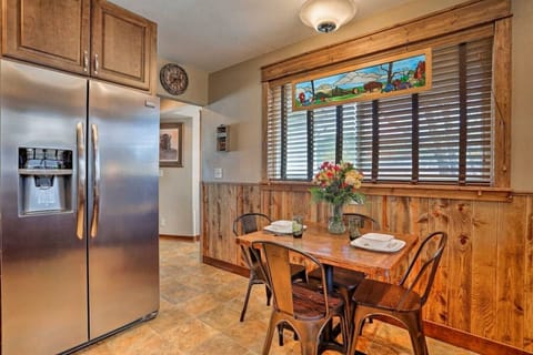 Seating for 4 with extra flexibility from the drop-leaf table or deck for groups