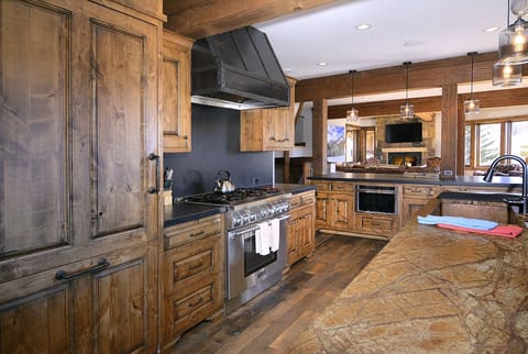 Chef's kitchen, oversized refrig, 6 burner range