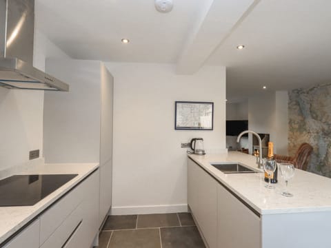 Cottage | Private kitchen | Fridge, dishwasher, electric kettle, toaster