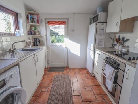 Cottage | Private kitchen | Fridge, electric kettle, toaster, cookware/dishes/utensils
