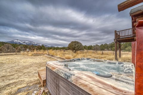 •40 Private Acres
•Hot Tub