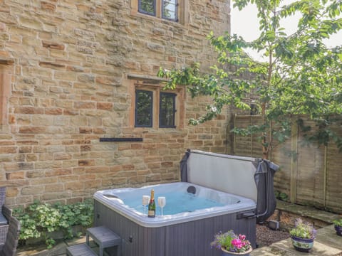 Cottage | Outdoor spa tub
