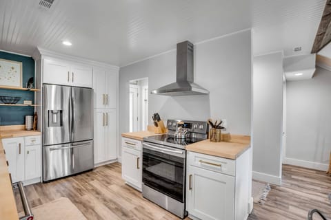 Enjoy a full oven and stove to test out your vacation baking or seafood grilling