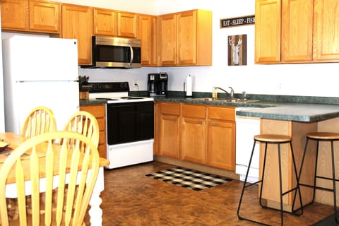 Full kitchen with everything you need to prepare a great meal!