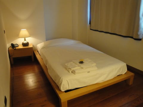 Single Room | In-room safe, desk, free WiFi, bed sheets