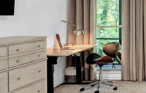 Work from here this month! The desk in the main bedroom has an electrical hight adjustment feature: stand up or sit down as you wish.