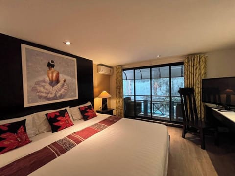 Executive Deluxe Room | Minibar, in-room safe, laptop workspace, blackout drapes