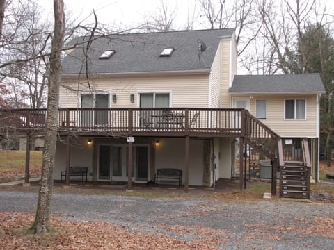 huge deck 2700 sq ft house 3 levels 4 queen bedrooms and a kids room(4 twin beds