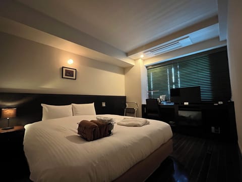 Deluxe Double Room | In-room safe, desk, soundproofing, iron/ironing board