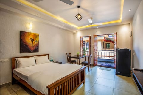 Deluxe Studio | Living area | 32-inch flat-screen TV with satellite channels, TV