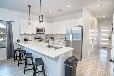 Apartment (3 Bedrooms) | Private kitchen | Microwave, oven, stovetop, cookware/dishes/utensils