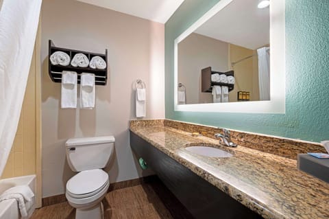 Combined shower/tub, hydromassage showerhead, free toiletries